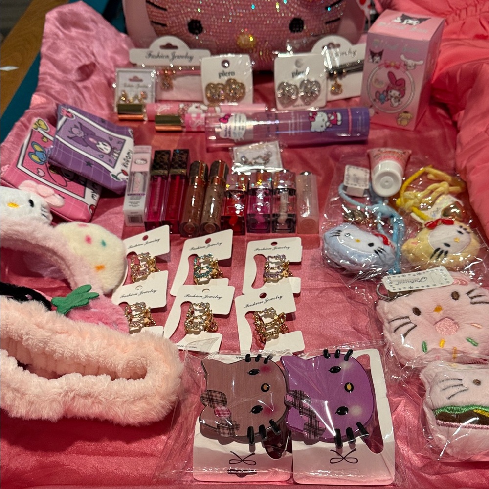 Hello Kitty gift pack with rhinestone hard case makeup bag